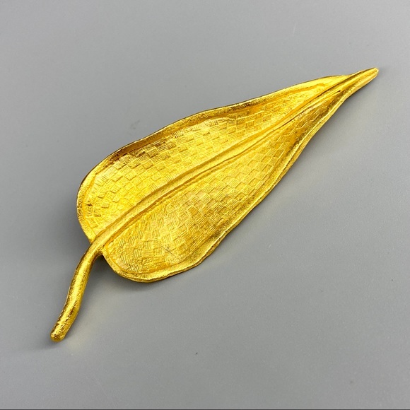 Vintage Brushed Gold Leaf Brooch - Picture 13 of 14